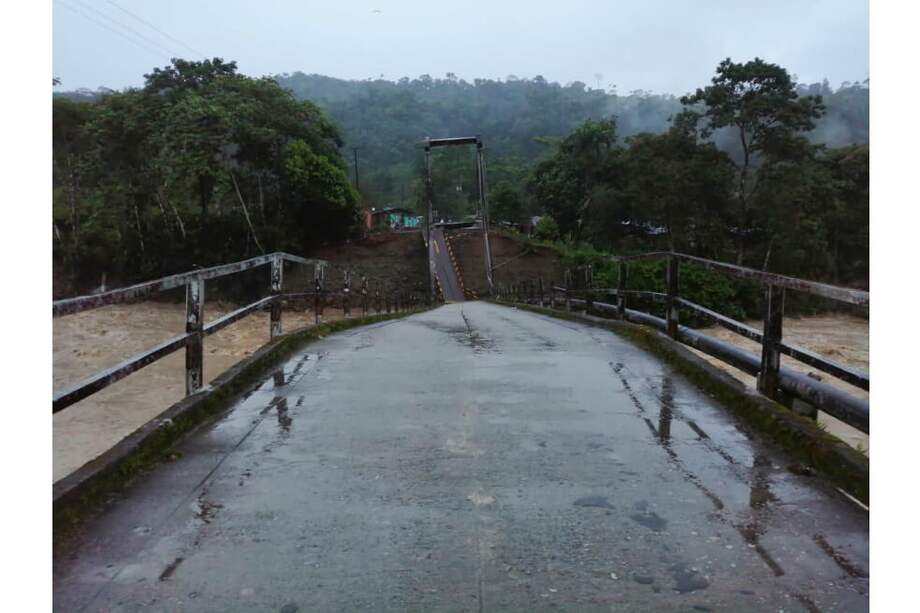 Así quedó el puente sobre el rio Guamúez. / Cortesía
