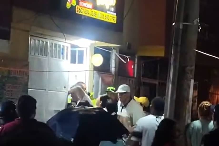 En imágenes difundidas en redes sociales, se ve que junto a las autoridades llegaron al lugar familiares de las víctimas.