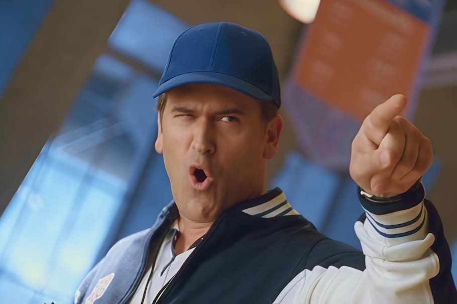 Bruce Campbell es el entrenador Boomer en 'Super Escuela de Héroes'.
