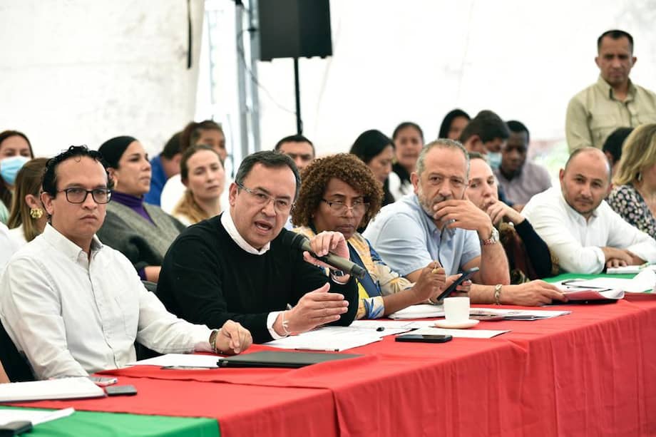 El ministro del interior, Alfonso Prada (buzo negro), recibió varios reproches por decir que el Gobierno necesita “apoyo popular para poder hacer lo que queremos hacer", en referencia a la aprobación de la reforma tributaria.