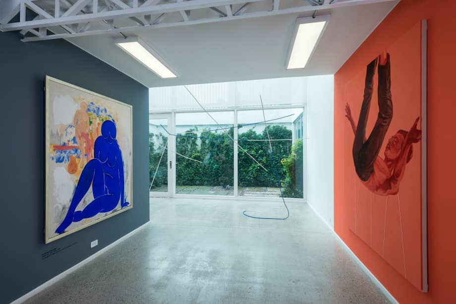 Vista general de la exposición “La inminente tensión”, del artista Aníbal Vallejo, en La Casita, Bogotá. A la izquierda, la obra de Zalamea; a la derecha, una de las creaciones de Vallejo. / Cortesía de Óscar Monsalve