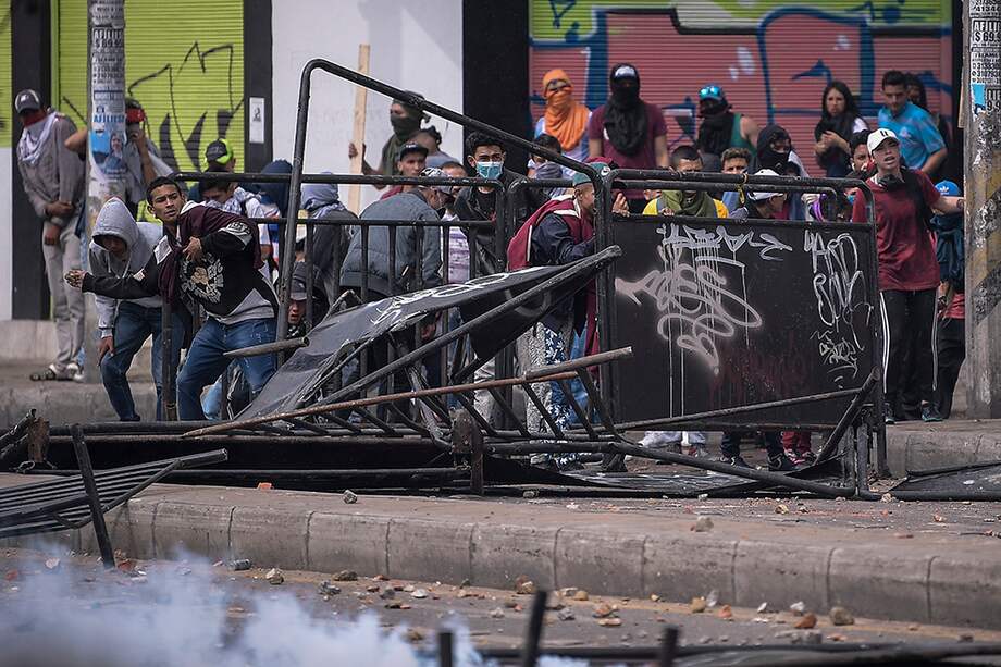 Durante horas de la tarde se presentan enfrentamientos en varios puntos al sur de Bogotá. / Mauricio Alvarado - El Espectador.