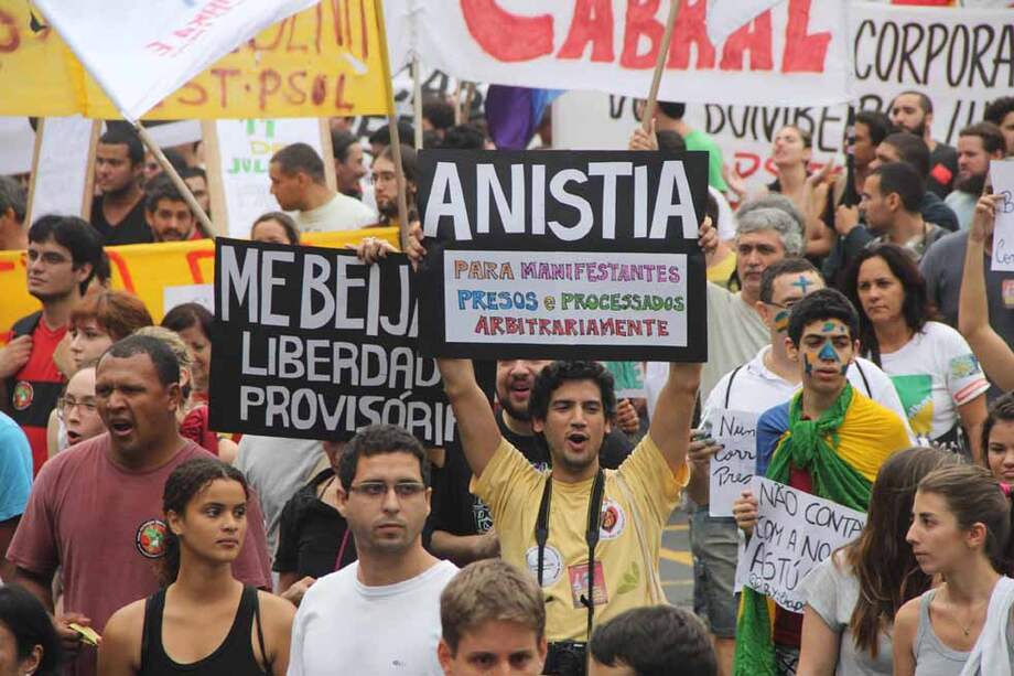 Manifestantes protestaron en las cercanías del estadio Maracaná, en Río de Janeiro, el pasado 30 de junio, inconformes con la situación social de Brasil. / EFE