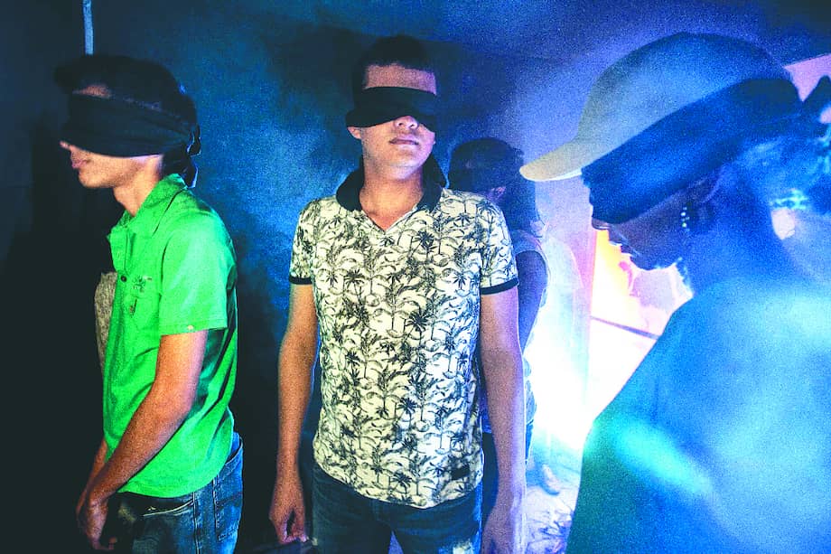 Con los ojos vendados se transita por una de las salas de la exposición “Desaprender”. / / Fotos: Fundación Chasquis