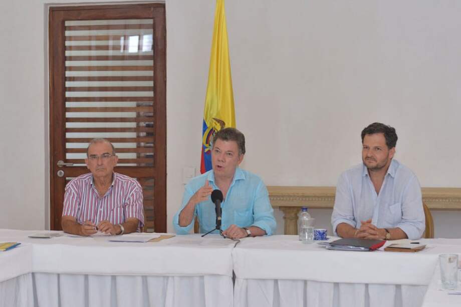Santos invita al ELN a un cese el fuego unilateral como lo hizo las Farc