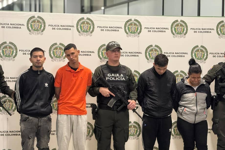 Las autoridades materializaron la captura de tres hombres y una mujer integrantes del Grupo Delincuencial Común Organizado ‘AK47’ quienes se dedican al cobro de extorsiones a comerciantes y al control del microtráfico en el sector de la Avenida Primero de Mayo.