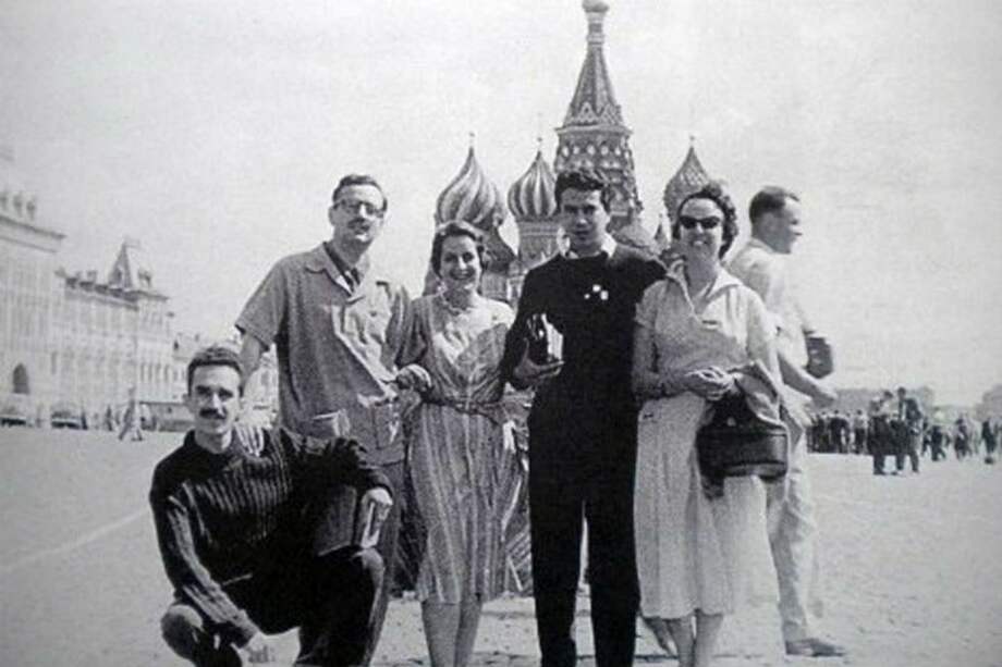 Cuando Gabriel García Márquez conoció Moscú en los años 50. Aquí a la izquierda, en cuclillas, en la Plaza Roja. / Archivo