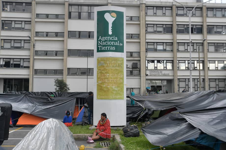 Mujer Embera acampando frente la Agencia Nacional de Tierras.