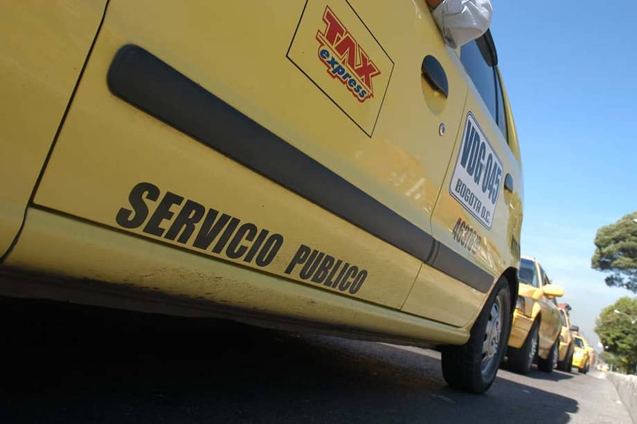 Taxistas piden que haya capacitaciones obligatorias en las empresas. / Archivo - EL Espectador