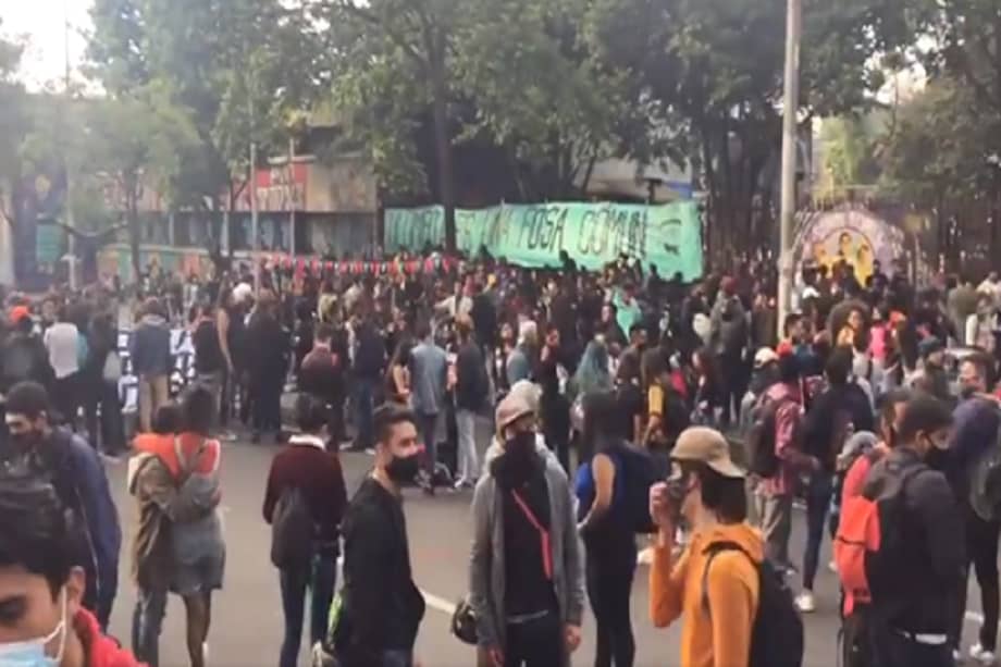 Los estudiantes piden ayuda para continuar con sus estudios este año.