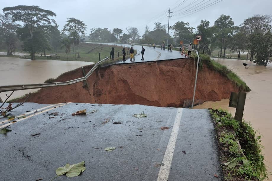 El río Mulatos se llevó parte de un puente sobre la vía Necoclí-San Juan de Urabá.