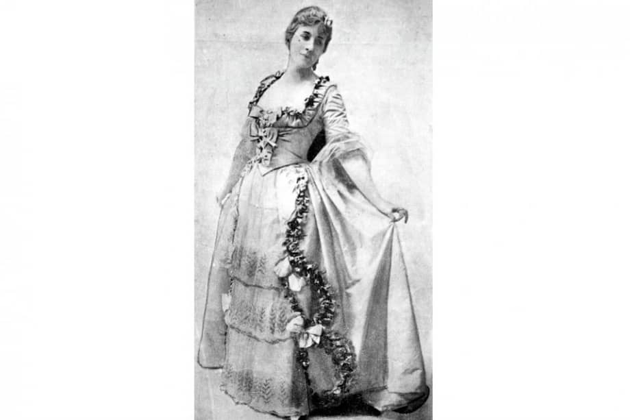 Señorita Rolly con vestido de baile, en tela de seda color rosa viejo, adornado con flores. / Fotos: Archivo “Cromos”