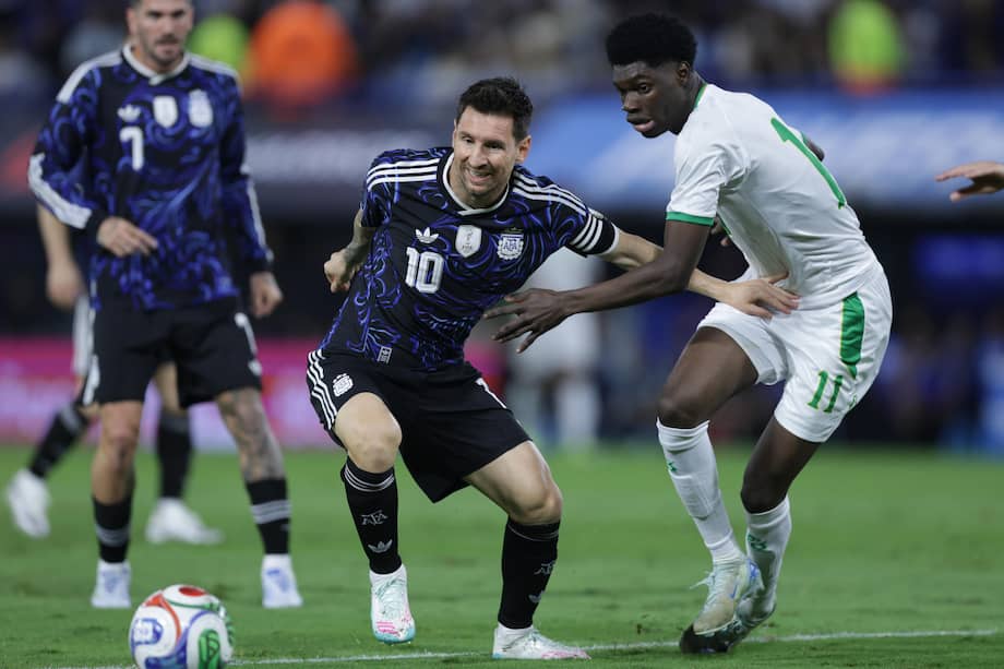 Lionel Messi jugó solo en la segunda mitad de la victoria de Argentina 2-1 sobre Mauritania.