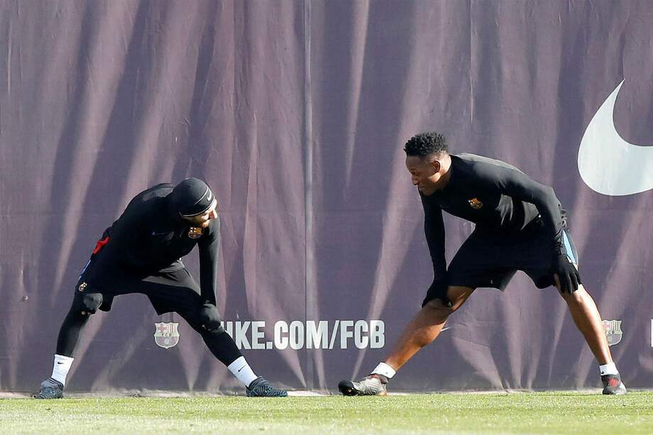 Mina junto a Lionel Messi en una práctica del conjunto blaugrana. / EFE