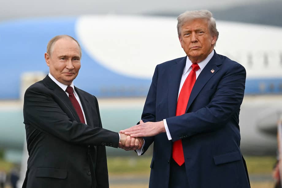El presidente estadounidense Donald Trump saluda al presidente ruso Vladímir Putin en la pista tras su llegada a la Base Conjunta Elmendorf-Richardson, en Anchorage, Alaska, el 15 de agosto de 2025.