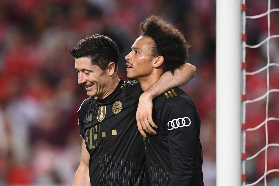 Robert Lewandowski y Leroy Sané en el partido contra el Benfica por Champions League.