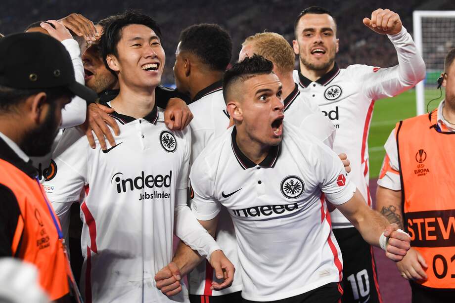 Daichi Kamad y Rafael Santos Borré celebran con sus compañeros uno de los goles de la victoria de Eintracht Frankfurt sobre West Ham.