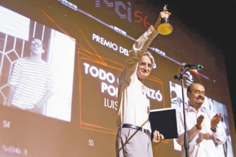 Luis Ospina recibiendo el premio del jurado en el Festival Internacional de Cine de Cartagena por su película “Todo comenzó por el fin”. / Cortesía Ficci