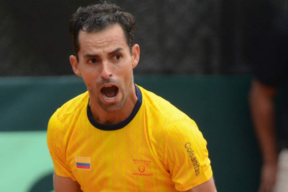 El tenista colombiano Santiago Giraldo, este domingo, durante el partido ante el chileno Christian Garín. / AFP