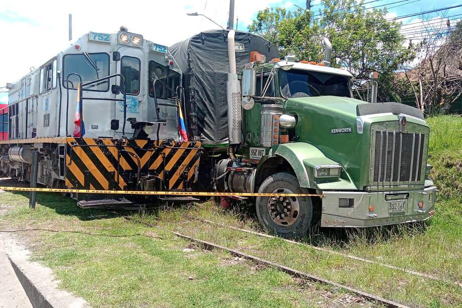 El hecho se registró mientras el vehículo de carga intentaba realizar una maniobra para tomar la vía hacia el municipio de Tabio.