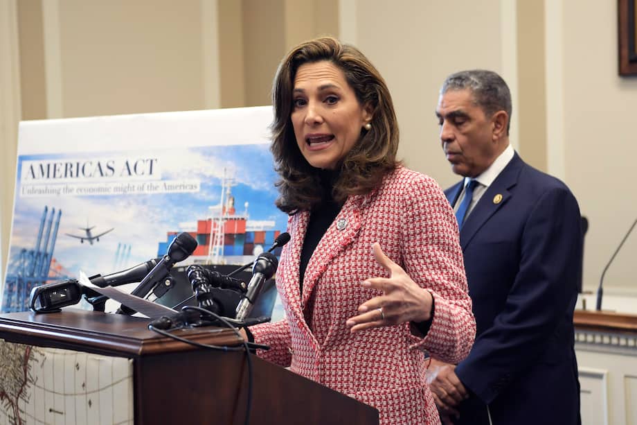 La congresista republicana por Florida, María Elvira Salazar, junto al congresista demócrata por Nueva York, Adriano Espaillat, apoyan un proyecto para limitar la influencia de China en Latinoamérica.