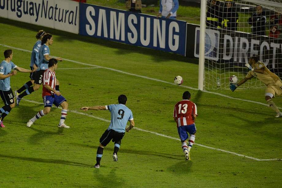 Momento en el que Luis Suárez vulnera el arco paraguayo. / AFP