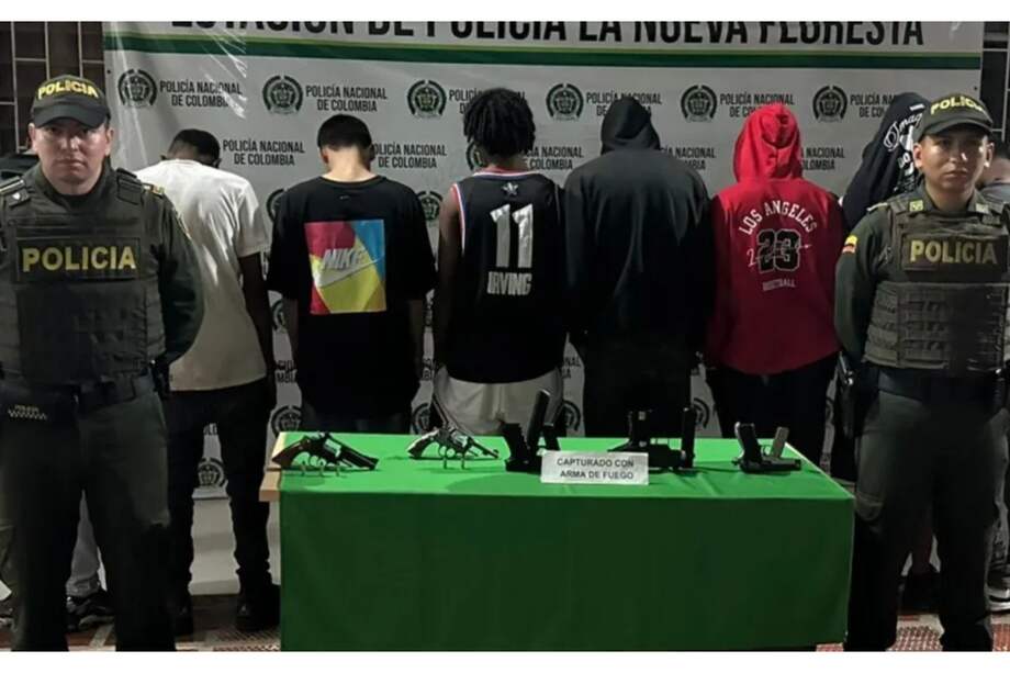 Las autoridades incautaron cinco armas de fuego, entre las que se encuentran una subametrallodora miniuzi y dos pistolas Glock 19.
