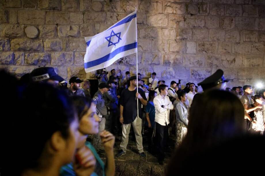El pasado sábado israelíes salieron a la calle luego que un palestino con una pistola y un cuchillo asesinara a dos personas e hiriera a otras dos, incluyendo un niño. / AFP