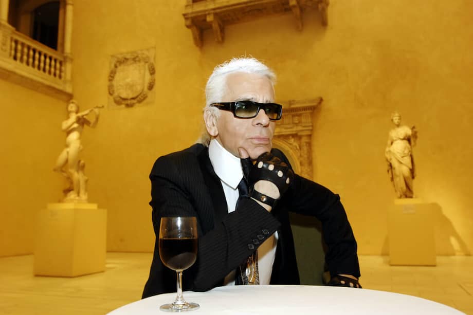 El estado de salud de Lagerfeld se había deteriorado mucho durante las últimas semanas hasta el punto de no salir en enero a saludar al término del desfile de alta costura de Chanel, algo inédito desde sus inicios en la casa, en 1983. / AFP