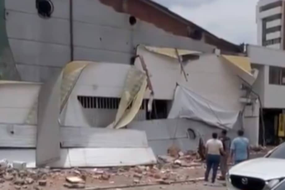 Imagen del video de redes sociales en el que se registra el desplome de la fachada de un local comercial en Cali.