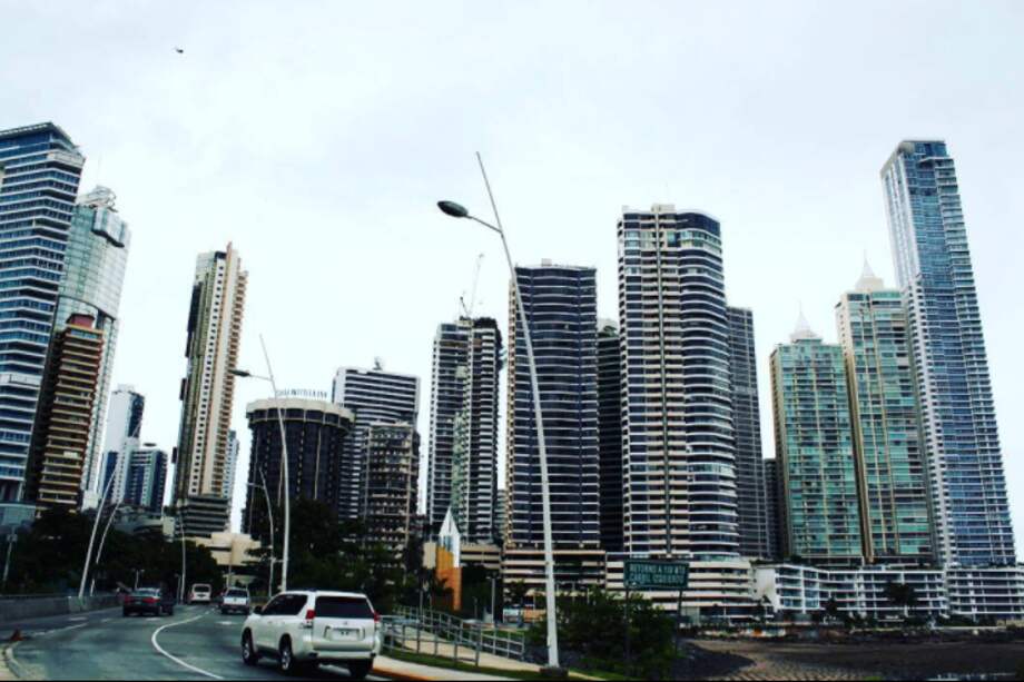 Instagram: @TresEnMil