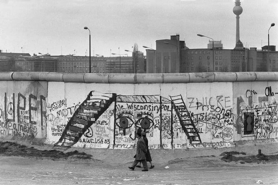 En esta foto de archivo tomada el 29 de abril de 1984 en Berlín Occidental, se ven varios graffitis en el Muro de Berlín.
/ AFP