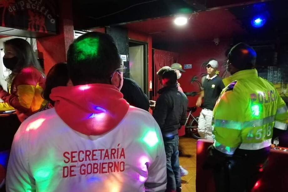 Durante este fin de semana, las autoridades suspendieron 18 establecimientos comerciales, cerraron preventivamente 62 locales y destruyeron más de 200 botellas con licor adulterado.