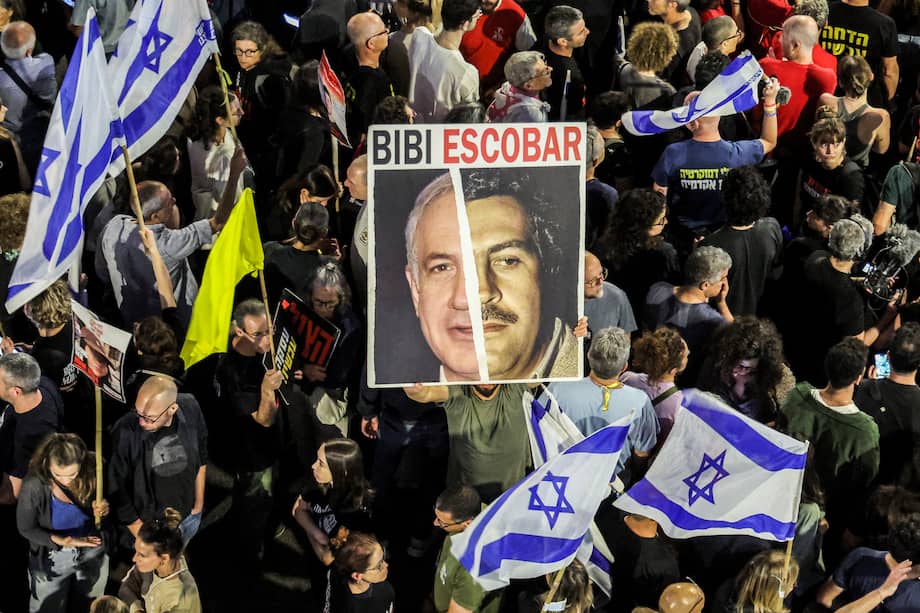 Un manifestante sostiene un cartel que representa una mezcla de los rostros del primer ministro israelí Benjamin Netanyahu y del narcotraficante colombiano Pablo Escobar durante una manifestación de familiares de los rehenes en poder de Hamás desde el 7 de octubre.
