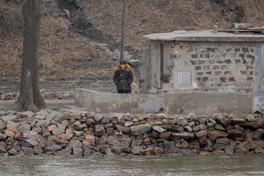 Un soldado norcoreano vigila por el río Yalu en la ciudad de Sinuiju. / AFP