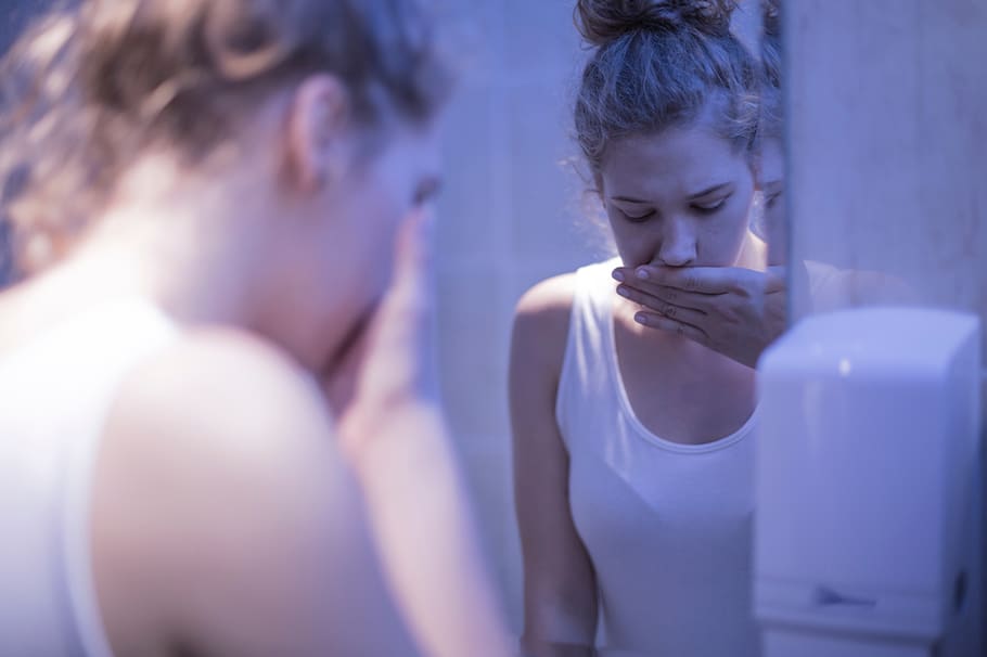 Aspiración del vómito: qué es y cuál es el riesgo de que te pueda suceder