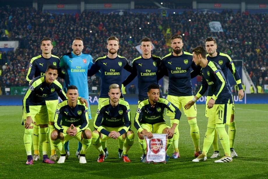 El arquero colombiano David Ospina (segundo arriba) jugó todo los minutos en el triunfo del Arsenal, este martes. / AFP