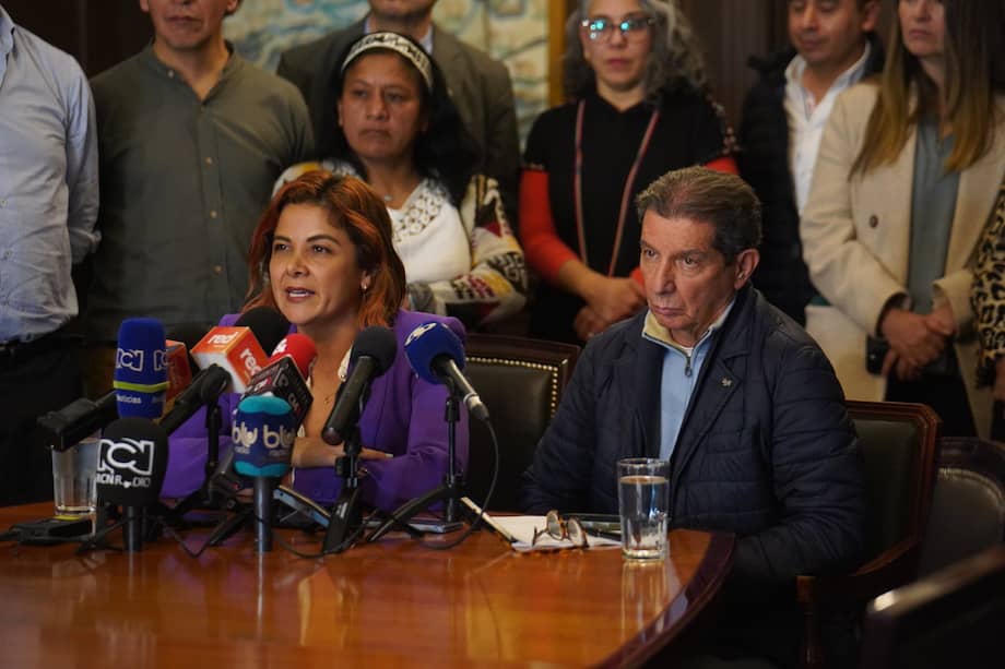 La ministra de Agricultura, Jhenifer Mojica, y el presidente de Fedegán, José Félix Lafaurie, tras la Mesa de Diálogo y Concertación sobre la Reforma Agraria.