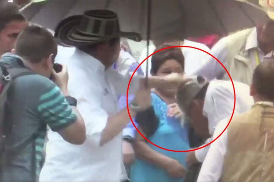 Se le fue la mano a Vargas Lleras: le propinó coscorrón a uno de sus escoltas