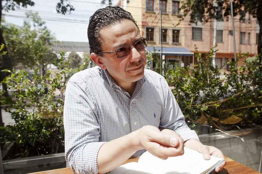 Miguel Ceballos es coautor del libro ‘La llegada del dragón’ escrito con la exministra Noemí Sanín. / Reinhard Dienes.