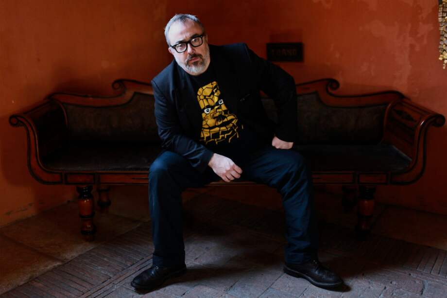 Álex de la Iglesia dice que en su cuerpo conviven dos personajes totalmente diferentes: el guionista, un ser tranquilo, y el director, que es acelerado y de mal genio. / Joaquín Sarmiento