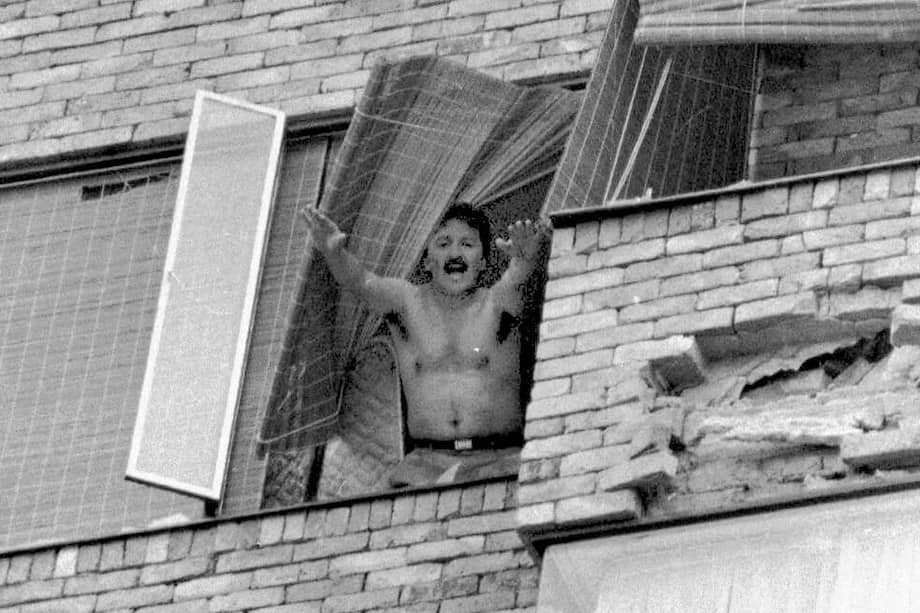 Ángel Gaitán Mahecha gritando desde el octavo piso del edificio Altos del Portal. / Archivo El Espectador