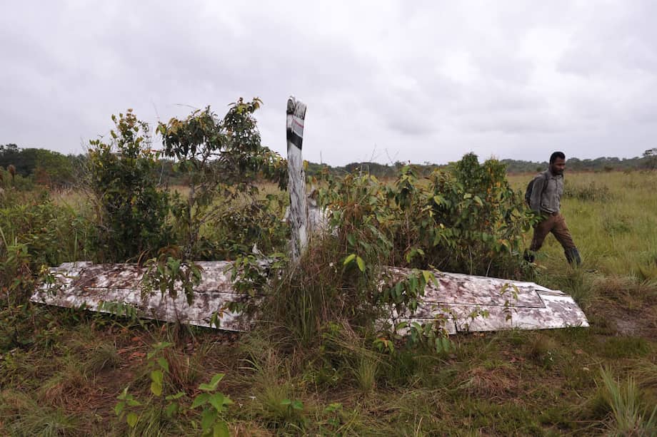 Avión bimotor modelo 70 en la pista aérea Felipe, cerca de El Recreo y Tranquilandia, donde vivió Gonzalo Rodríguez Gacha, el “Mexicano”. / Mauricio Alvarado - El Espectador.