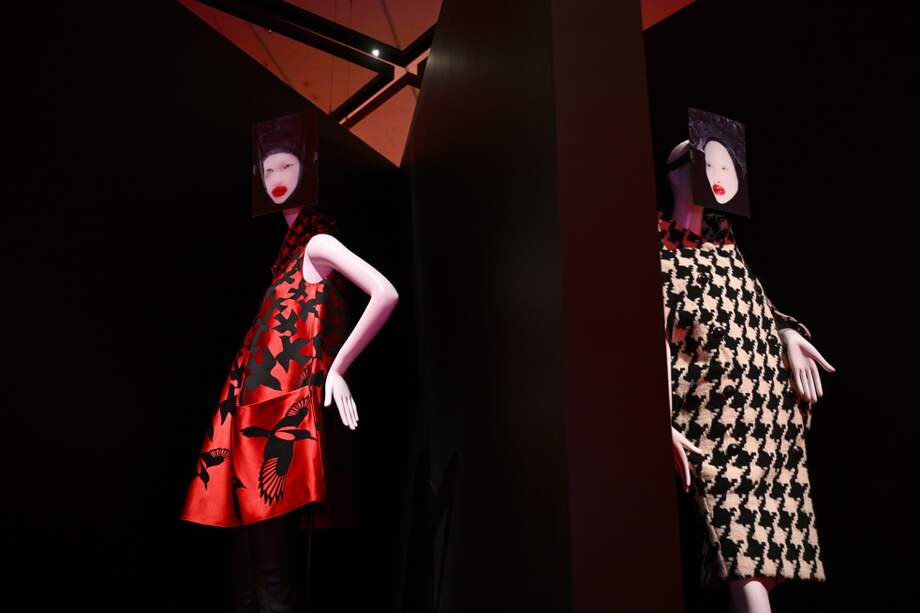 Prendas y accesorios expuestos durante un avance de la exposición sobre Alexander McQueen. / Foto de referencia - AFP
