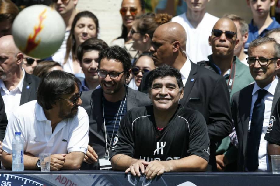Diego Maradona volvió a su país en misión conciliadora, con el respaldo del presidente de la FIFA. Foto: AFP