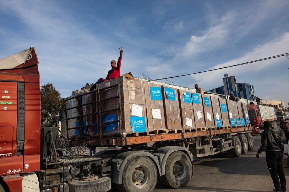 Camiones palestinos transportan ayuda desde el paso fronterizo de Rafah entre Egipto y la Franja de Gaza, Rafah, sur de la Franja de Gaza, 19 de enero de 2025.