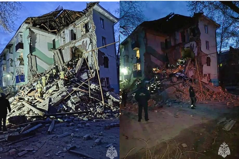 Una foto cedida por el servicio de prensa del Ministerio de Emergencias de Rusia muestra a trabajadores de emergencia inspeccionando un edificio residencial de varios pisos dañado por un dron ucraniano en Syzran, región de Samara, Rusia, el 22 de abril de 2026.