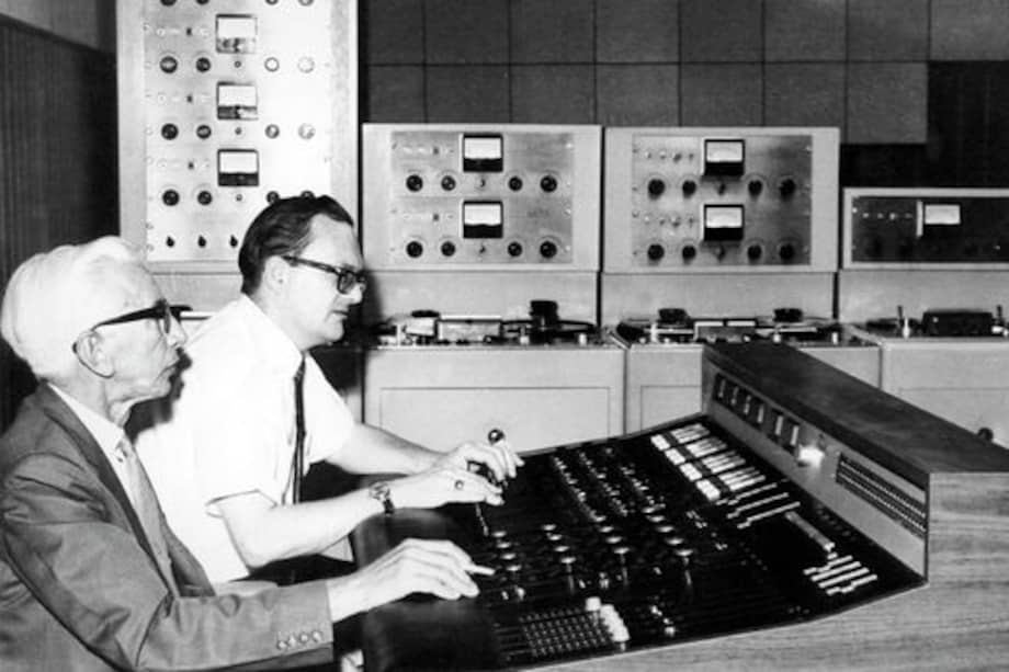 Antonio Fuentes, fundador de Discos Fuentes, en el estudio de grabación del sello en Medellín.