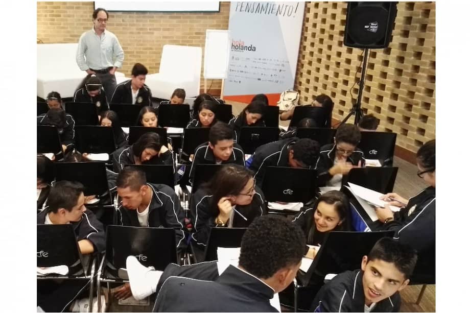 Estudiantes del Colegio Tirso de Molina de Bogotá escriben definiciones sobre guerra y paz. / William Martínez