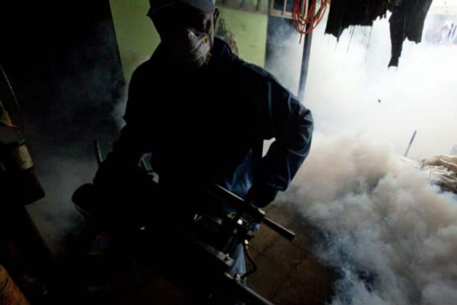 Brigadas del Ministerio de Salud (MINSA) realizan labores de fumigación en un barrio de Managua (Nicaragua)